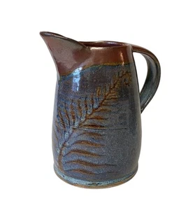 Crema jarra pequeña diseño helecho marrón azul gris caño grande Studio Art Pottery - Imagen 1 de 7