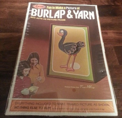 Arrow Burlap & Yarn Picture 1976 Ollie Ostrich Kit # A 7910 NÃO ABERTO #1 Vintage - Imagem 1 de 3