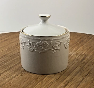 Pergamino de porcelana de hueso blanco Farberware Calais con azucarero con borde dorado con tapa #4173 Foto 1 de 4