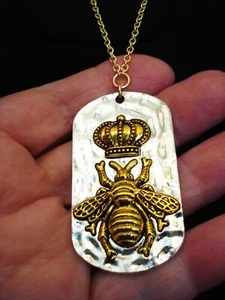 Ciondolo targhetta ape regina scintillante su collana catena fine placcata oro 30" - Foto 1 di 10