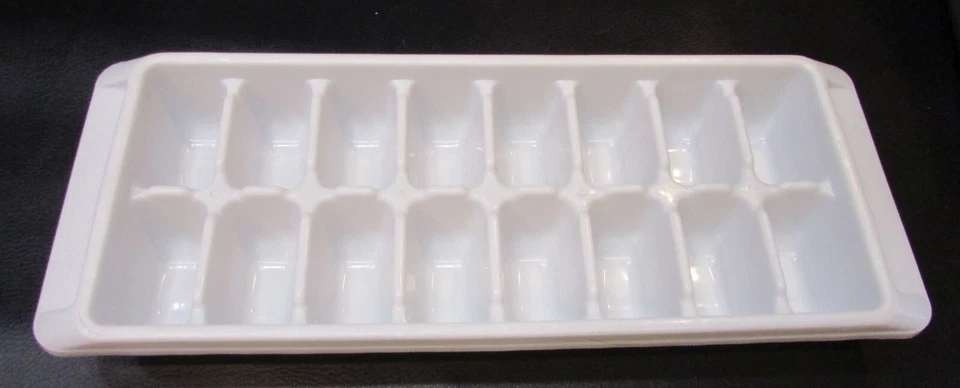 Bandejas de cubitos de hielo apilables de plástico blanco espacial Rubbermaid 16 de colección de los años 90 Foto 1 de 2
