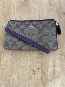 Coach Handgelenktasche braun/lila doppelter Eckreißverschluss Signatur Canvas. Alle Bilder anschauen - Bild 1 von 16
