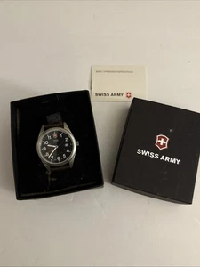 Orologio Victorinox Swiss Army Garrison Uomo Indiglo 40mm Data Batteria Nuova - Foto 1 di 16