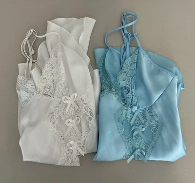 Lote de dos camisolas Fredericks of Hollywood blancas y azules SleepWear talla M arcos Foto 1 de 4