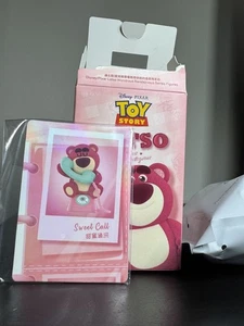 Pop Mart Disney Toy Story Lotso Wonderous Rendezvous Mini Figur Sweet Call - Bild 1 von 5