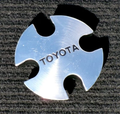 One Genuine Toyota Corolla E70 AE86 SR5 Center Cap 1982 1984 Trueno Levin OEM - Image 1 of 4