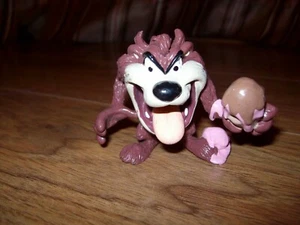 LOONEY TUNES TAZ DIABLO CON CONO DE HELADO DERRETIDO PVC FIGURA ADORNO DE PASTEL RARO - Imagen 1 de 6