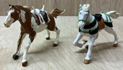 Lote de 2 figuras de caballo blindado de caballero/fantasía Papo Horses y caballo de pintura Foto 1 de 4