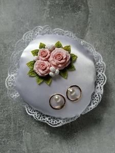 Elegantes Handgemachtes Ringkissen Rund 13x13 in Rosa für Hochzeitstag - Bild 1 von 2