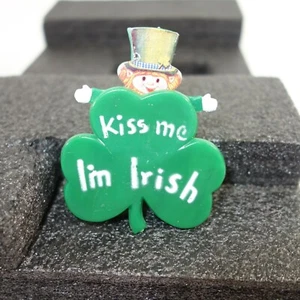 St. Patrick's Day Green Clover Leprechaun Popping Out of Top Kiss Me I'm Irish - Picture 1 of 3