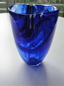 Neuwertige moderne Kosta Boda Schweden blau Kontrast Kunstglas 8" Vase beschriftet MIT  - Bild 1 von 7