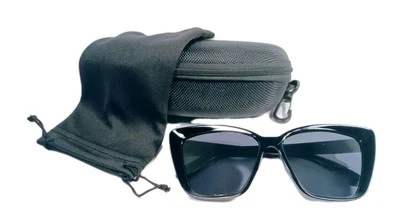 Gafas de sol mariposa de gran tamaño para dama con marco negro de alto brillo y lentes negras Foto 1 de 2