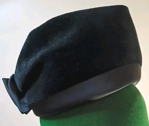 Cappello vintage Ranleigh nero Pillbox Vrlvet bordo raso taglia o forse stile 22 - Foto 1 di 10
