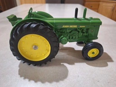 Tractor ERTL John Deere Modelo R Serie II: 1949-1954: Escala 1/16 Foto 1 de 4
