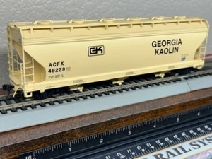 GEORGIA KAOLIN CLAYS CYLINDRICAL 4650 cu COVERED 3-BAY HOPPER CAR- HO Scale NEW - Picture 1 of 13
