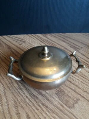 Precioso azucarero o plato de baratija de latón de metal de colección con tapa y asas  Foto 1 de 4
