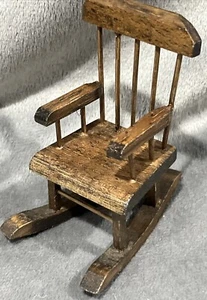 Sedia a dondolo vintage in miniatura con schienale a rocchetto 1:12 marrone mobili casa delle bambole - Foto 1 di 17