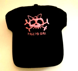 Neu PIRATENMÄDCHEN schwarz 100 % Baumwolle Kappe bestickt rosa Schleife Totenkopf-Design Damen - Bild 1 von 1