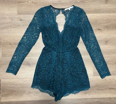 Mono mameluco espalda abierta de encaje Lovers + Friends Eve verde azulado cuello en V XS Foto 1 de 4