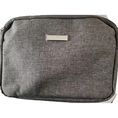 Salvatore Ferragamo Pequeña Bolsa de Maquillaje Gris Bolsa de Cosméticos Organizador 9”x6” Foto 1 de 4