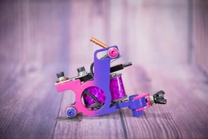 Handgefertigte Tattoomaschine Color Packer Mag 5-25, läuft 95-100 Hz @4,5V unbeladen - Bild 1 von 5