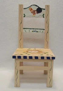 Silla de madera pintada a mano respaldo escalera 12" nido de gallina cottagecore decoración de granja - Imagen 1 de 7
