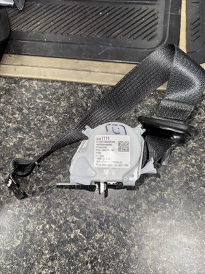 Ремень безопасности оригинальный производитель 2015 2016 2017 2018 2019 2020 Cadillac Escalade угольно-черный 84461111 - Изображение 1 из 4