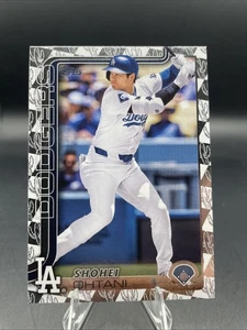 2025 Topps Serie 1 Shohei Ohtani Entrenamiento de Primavera Lámina #1 más Base Dodgers - Imagen 1 de 7