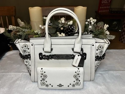 Coach 59091 Swagger 27 en blanco tiza con detalle floral de sauce + billetera Foto 1 de 4