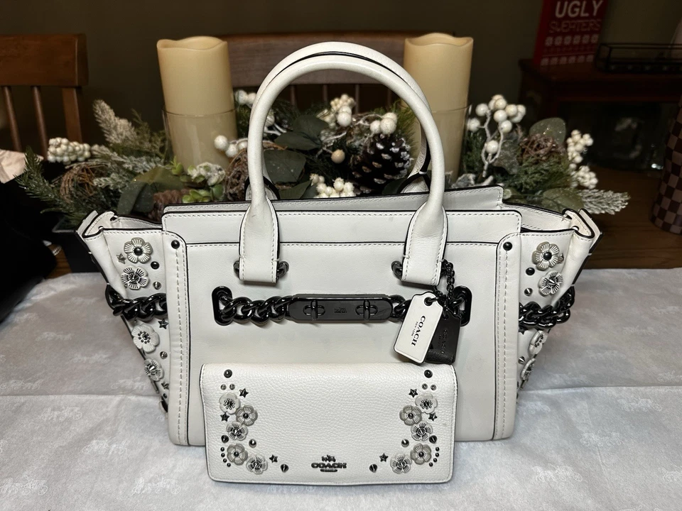 Coach 59091 Swagger 27 en blanco tiza con detalle floral de sauce + billetera Foto 1 de 4