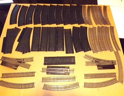 HO VINTAGE MARX TRACK TWO REMOTE SWITCHES ROADBED 16 CURVE 3 STRAIGH 1 RAILER - Image 1 of 3