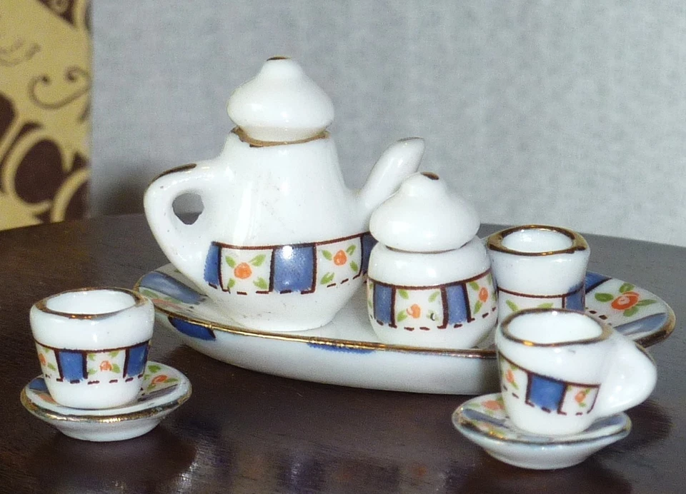 Antigua casa de muñecas Concord miniatura 10 piezas juego de té de China azul blanco DH9301110 Stock Foto 1 de 1