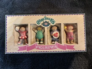 Juego de 4 Cabbage Patch Kids Panosh Place 1984 en caja - Imagen 1 de 2