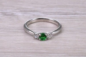 Zierlicher Trilogiering Platin mit Smaragd und Diamanten besetzt - Bild 1 von 10