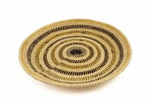 Handgewebter Vintage Tellerkorb von indigenen Handwerkern - Bild 1 von 10