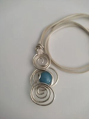 Collana donna Ciondolo Fatto a mano In Filo di Alluminio E Pietra In Resina  - Immagine 1 di 3