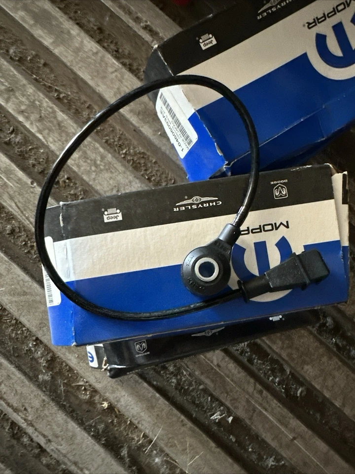 Sensor de batida de combustível Mopar 4606093AE genuíno - Imagem 1 de 2