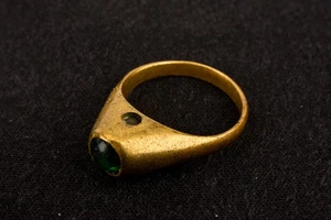 Stanhope Ring Size 8 Green Stone & Naked Lady Peep Show Tiny Picture Antique V24 - Picture 1 of 6