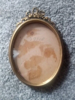 Marco de fotos de latón Fishel Nessler & Co., ovalado, decorativo, antiguo. Foto 1 de 3