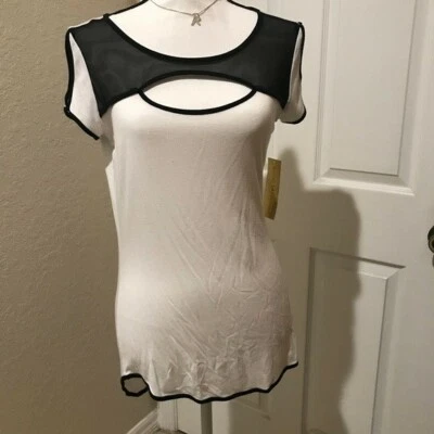 Blusa Nicki Minaj branca e preta buraco na fechadura frente aberta ombro frio manga dividida P/M - Imagem 1 de 4