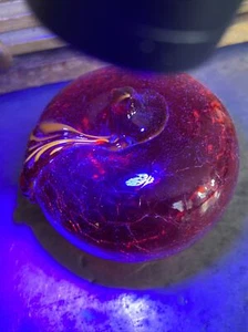 Estatuilla pisapapeles Toyo Art Glass rojo craquelado manzana UV BRILLAS naranja cadmio - Imagen 1 de 7