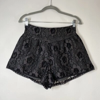 Pantalones cortos de encaje floral negro Staring at Stars talla M Foto 1 de 4