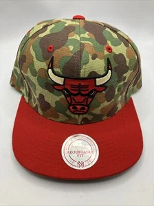 De colección Chicago Bulls Mitchell & Ness Camuflado Ala Roja Sombrero Correa de Cuero Camuflaje - Imagen 1 de 4