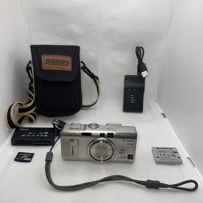 Fujifilm Finepix F810 Super CCD 6.3MP Digital Camera Plus Accessories Rare - Image 1 of 4