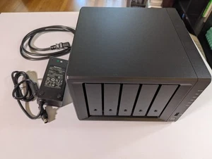 Synology NAS DiskStation DS1520+ (Diskless) 5-Bay 8GB DDR4 2 X M.2 NVMe SSD Plus - Photo 1/11