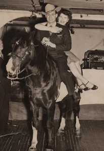 Sombrero de vaquero a rayas para pareja a caballo dañado de los años 40 traje abrazo interior - Imagen 1 de 3