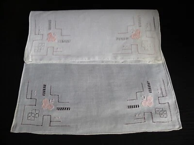 2 pochettes ou mouchoirs en batiste de coton broderies et fils tirés  - Photo 1/4