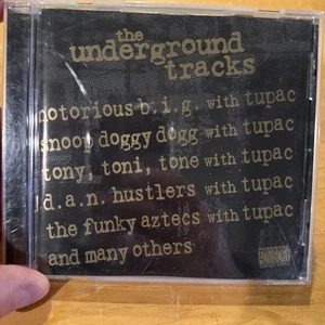 THE UNDERGROUND TRACKS - 2000 CD album- Notorious B.I.G, Tupac, Snoop Doggy Dogg - Foto 1 di 8