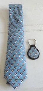 Cravatta 2 Vineyard Vines Harvard School of Business blu chiaro e portachiavi in pelle - Foto 1 di 8