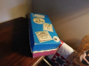 Bambola Uneeda 1961 + custodia di cartone vintage tacco alto TLC - Foto 1 di 13